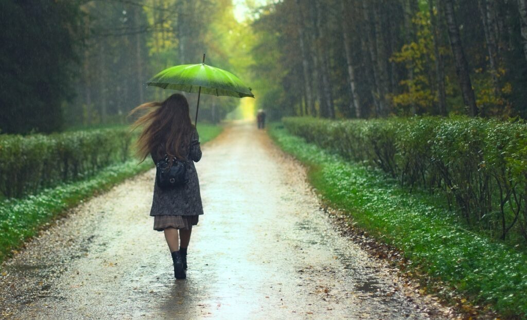 How to dress with the rain in autumn: tips for a perfect outfit